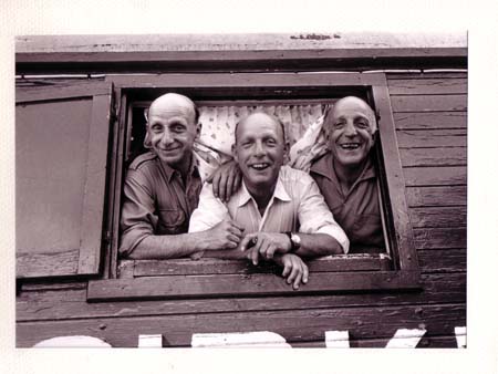 Les 3 Rivels par la fenêtre de leur roulotte
